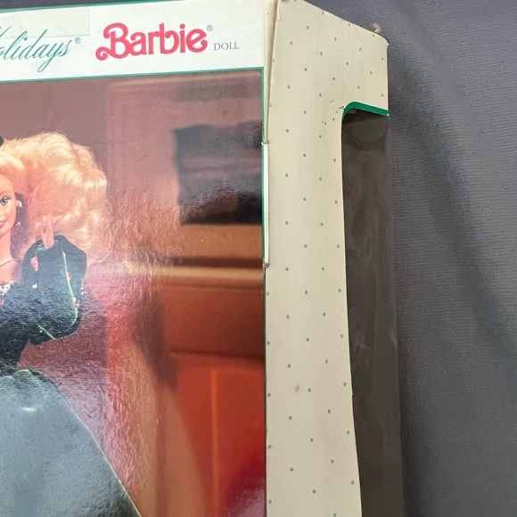 1991 Special Edition “Happy Holidays” Barbie Doll Doll Stand / Picture NRFB - Picture 3 of 8